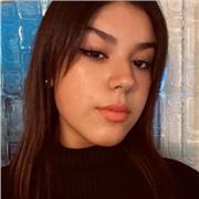 Estudiante emparte clases a niños de primaria